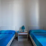 Modern Seafront With Pool And Terrace 公寓